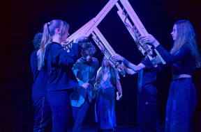 Lokalka-_Demokraticky-založený-dramaťák