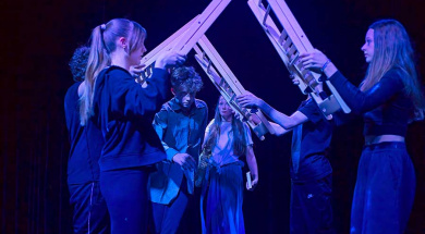 Lokalka-_Demokraticky-založený-dramaťák