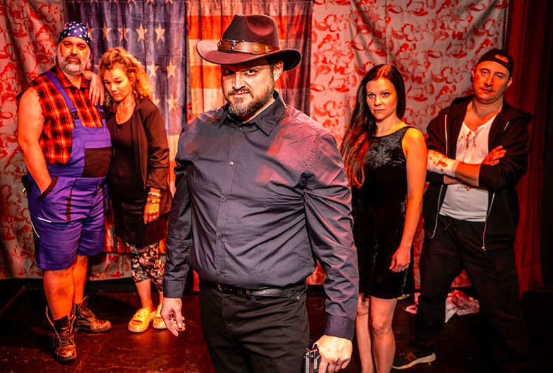 Krvavá lovestory a drsná černá komedie Zabiják Joe (režie Jan Pešek, premiéra 2024) z pera T. Lettse. Spolek má ve svém středu kvalitní herce, kteří s bravurou zvládnou i příběh na pomezí komiksu a sociálního hororu.