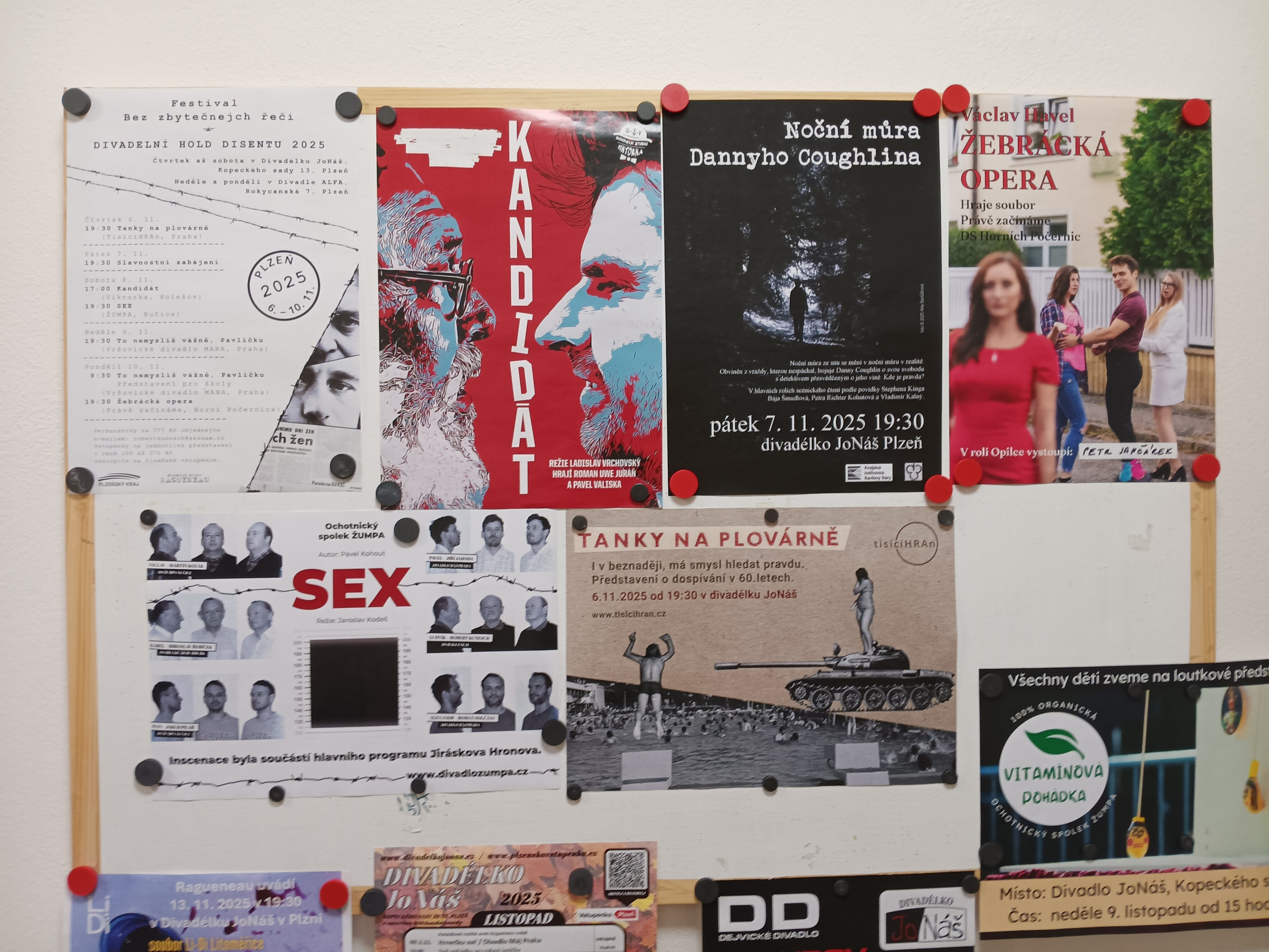 Festival Bez zbytečnejch řečí – Divadelní hold disentu