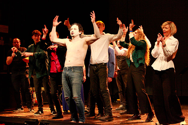 Třicátý Žlutomodrý kocour 2026