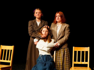 Prehlidka-Na-Hrane-2025_Klub-divnych-deti-_Zenska-aneb-Dokonaly–e269853cf915ac94411ef6d7c977f1b4