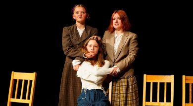 Prehlidka-Na-Hrane-2025_Klub-divnych-deti-_Zenska-aneb-Dokonaly–e269853cf915ac94411ef6d7c977f1b4