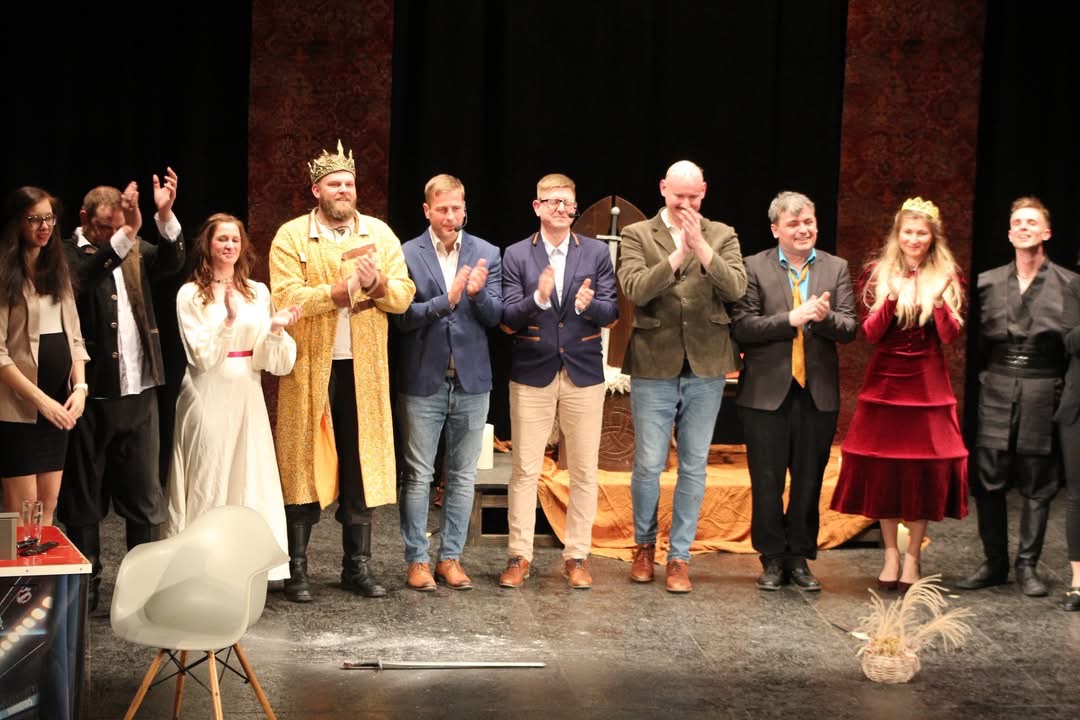 Ohlédnutí za XXI. ročníkem Sněhového Brněnce: Od Hamleta naruby až po 22 herců na scéně