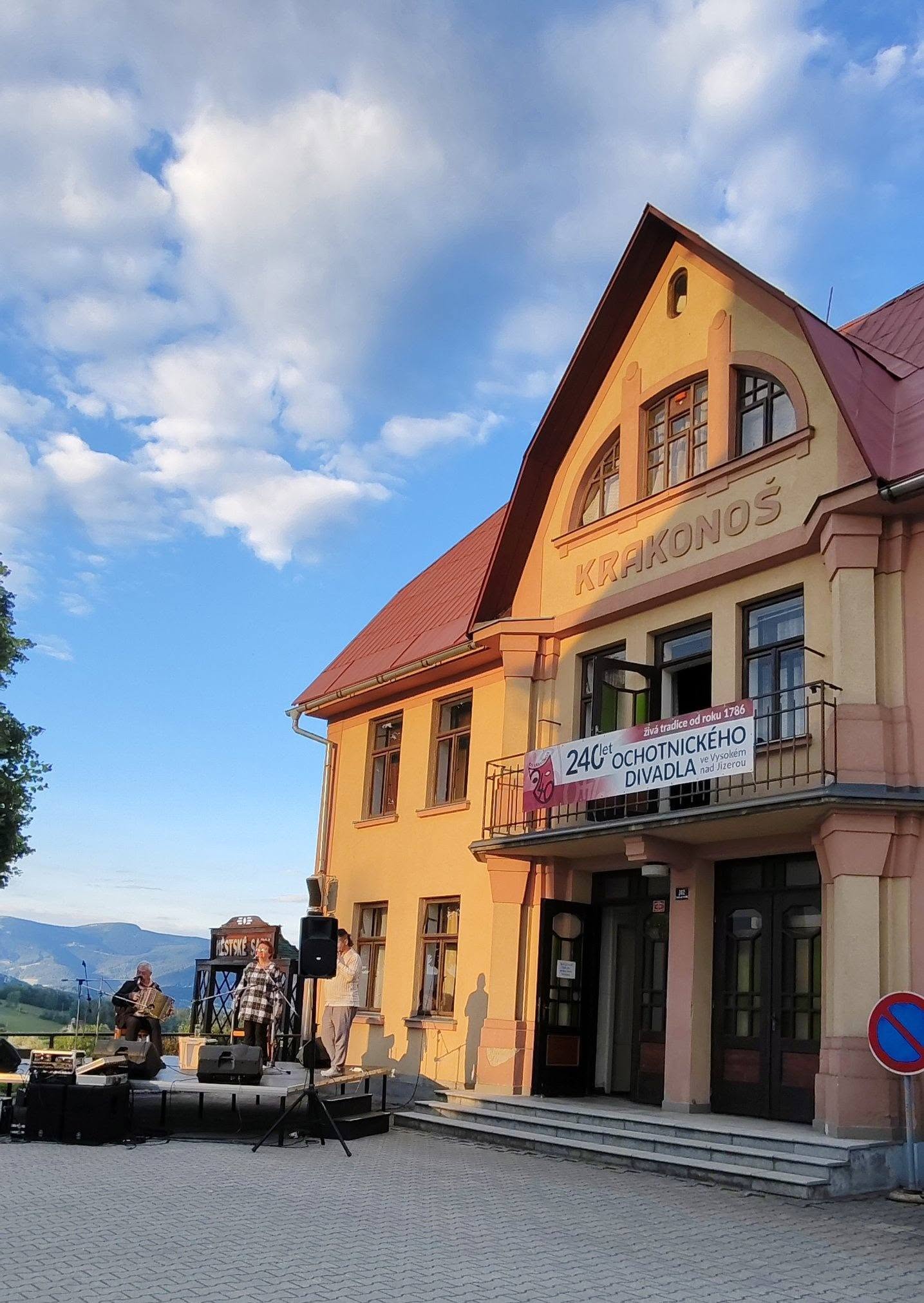 Divadelní spolek Krakonoš ve Vysokém nad Jizerou oslavil 240 let nepřetržité činnosti